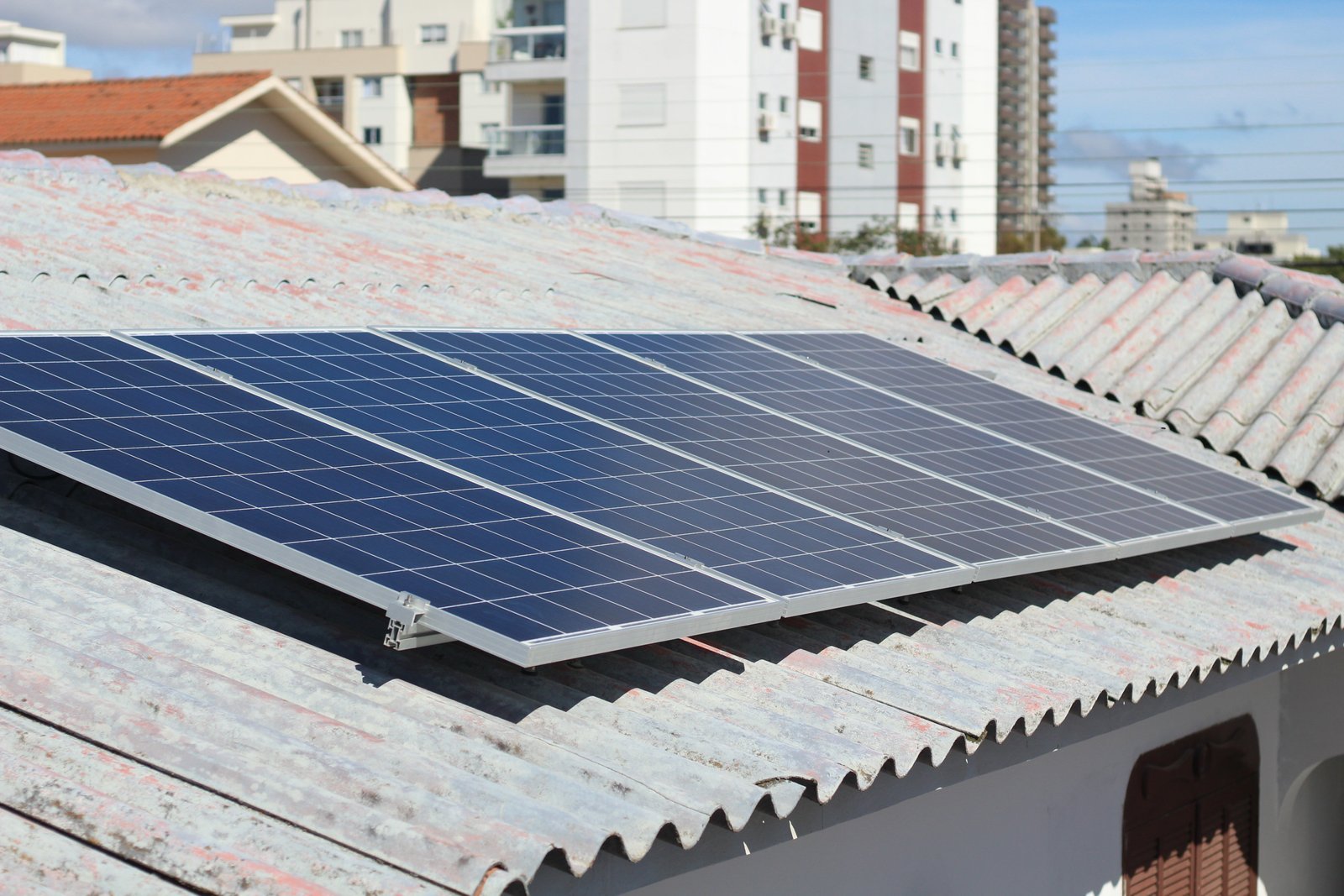 Painel de sistema fotovoltaica em telhado.