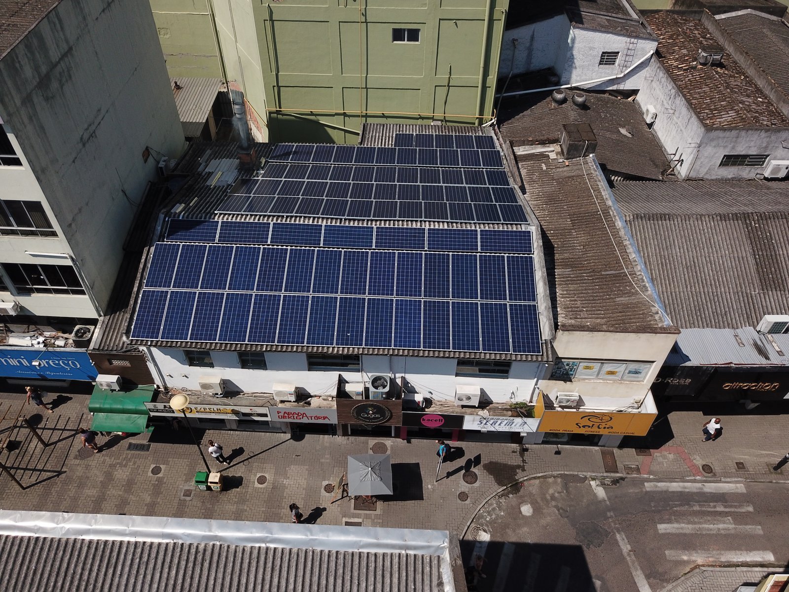 Prédio com telhado coberto por painéis solares