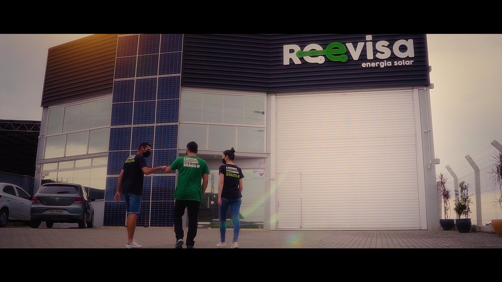 Pessoas caminhando em direção a uma empresa de qualidade em energia solar
