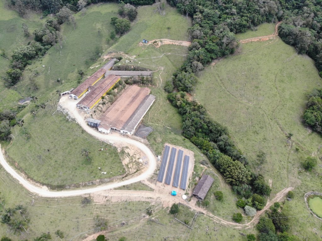 Propriedade rural do ramo agropecuário, com painéis fotovoltaicos para captação e geração de energia solar