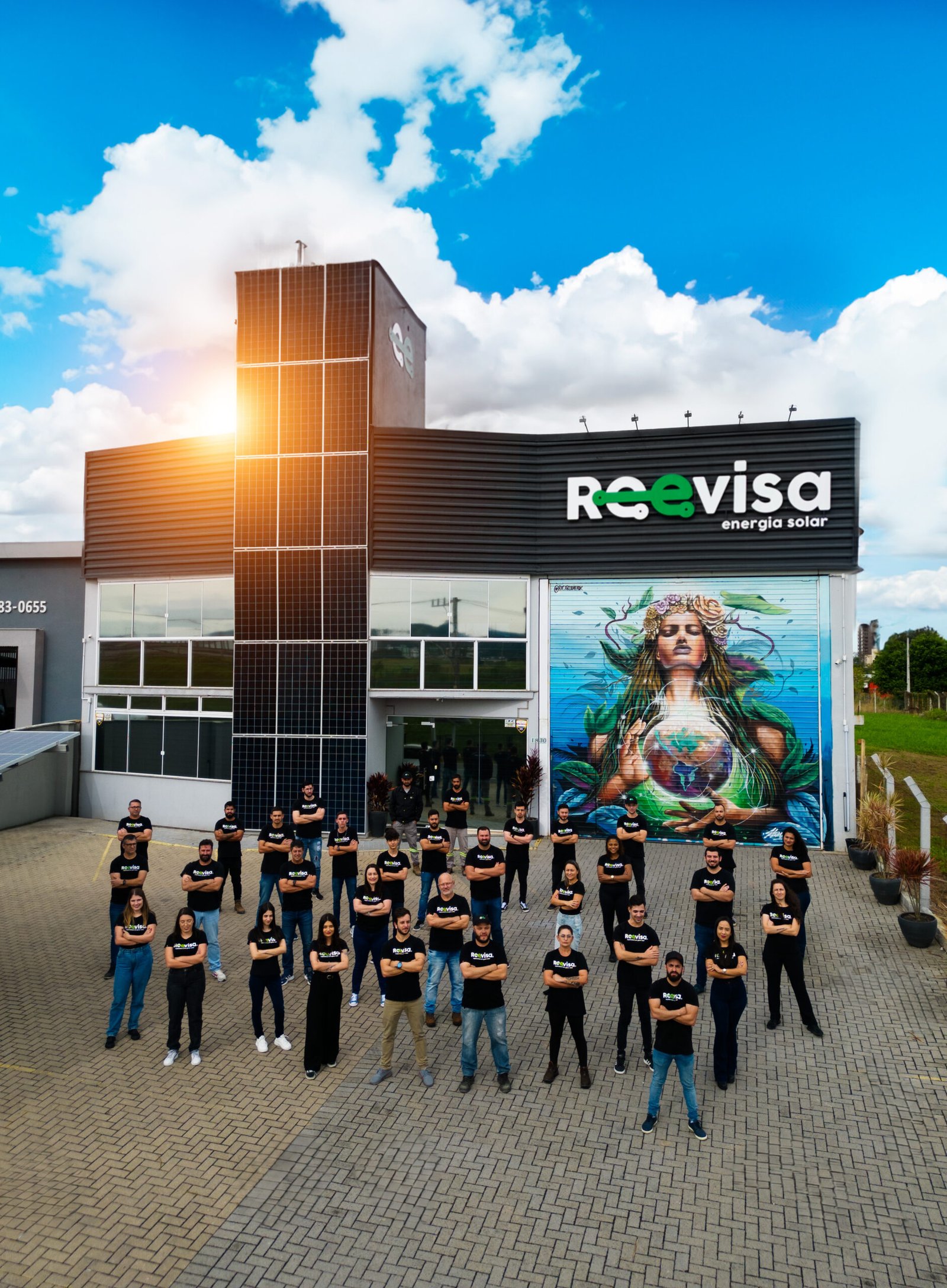 Equipe em frente a empresa Reevisa, especialista em energia solar residencial e empresarial.